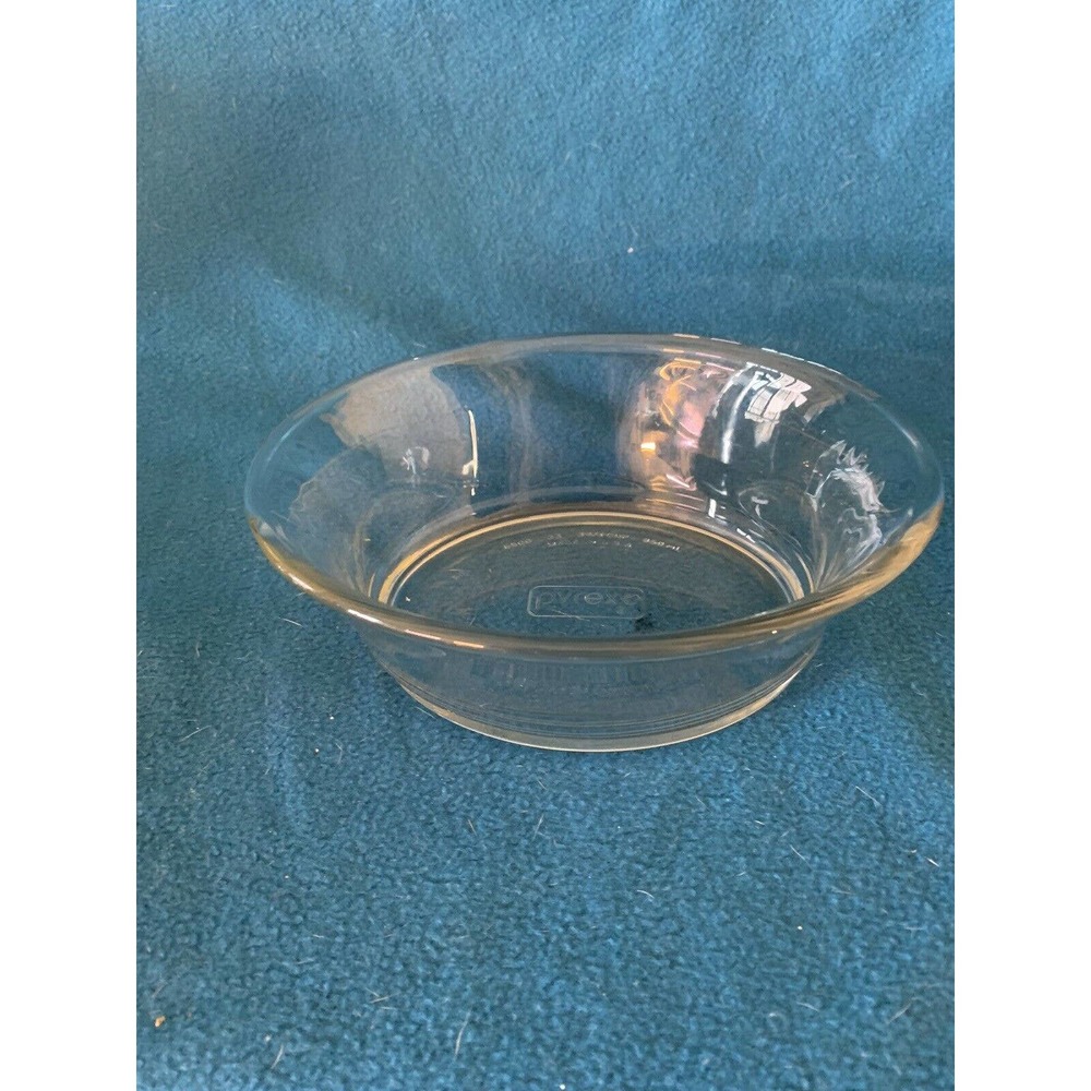Oval clear Pyrex baking dish. 3 2/3 cup0